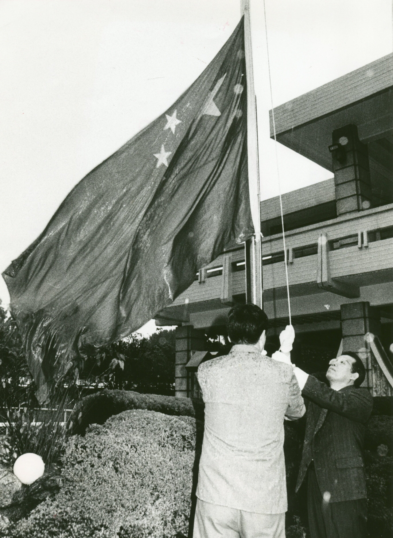 Officials hoist the national flag of China at the Chinese Embassy in Seoul following the two countries' establishment of diplomatic ties on Aug. 24, 1992. (Korea Herald file)