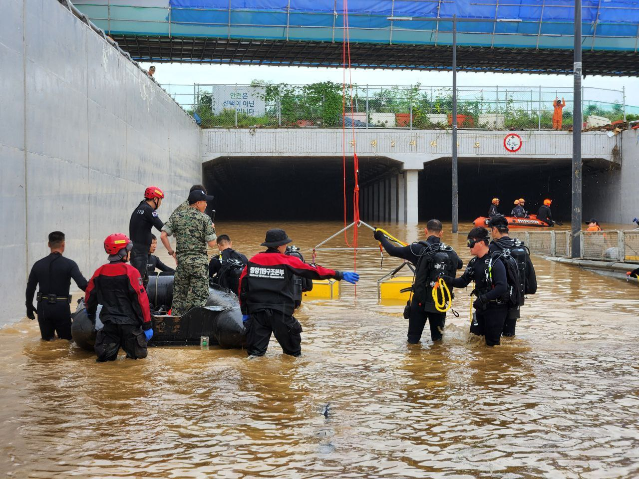 The Republic of Korea Army Special Warfare Command and The 13th Special Mission Brigade conduct a rescue operation with firefighters at Gunpyeong 2 Underpass in Osong-eup, Cheongju, North Chungcheong Province on Saturday. (Yonhap)