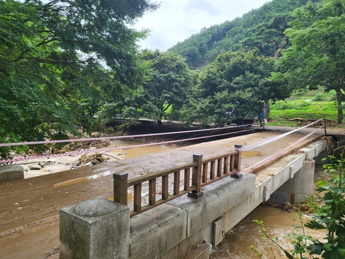 Photo shows the guardrails of a bridge near the Choganjeong pavilion in Yecheon, 161 kilometers southeast of Seoul, mostly destroyed by recent heavy rains. (CHA-Yonhap)