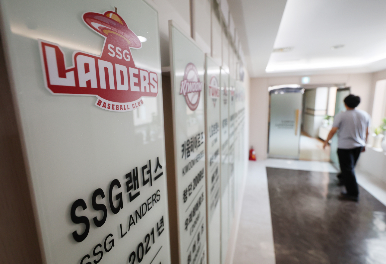 Emblem of the SSG Landers inside the Korea Baseball Organization headquarters in Seoul. (Yonhap)