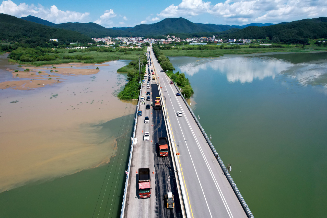 A road restoration project is under way at the Gwangdong Bridge, in Gyeonggi Province, on Wednesday. (Yonhap)