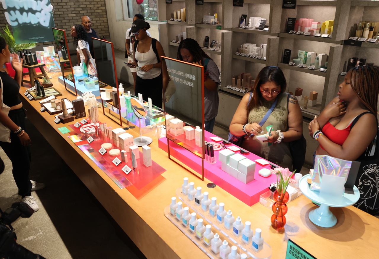 Foreign tourists test samples at a cosmetics store in Seoul on July 20, when the Korea Summer Beauty Sale, organized by the Culture and Tourism Ministry and Visit Korea Committee, kicked off for a one-month run, with 175 related companies joining. (Yonhap)