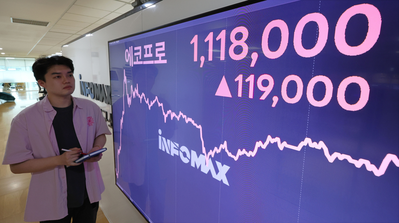 Electronic board shows share prices of battery materials firm EcoPro closing at 1.11 million won, Tuesday. (Yonhap)
