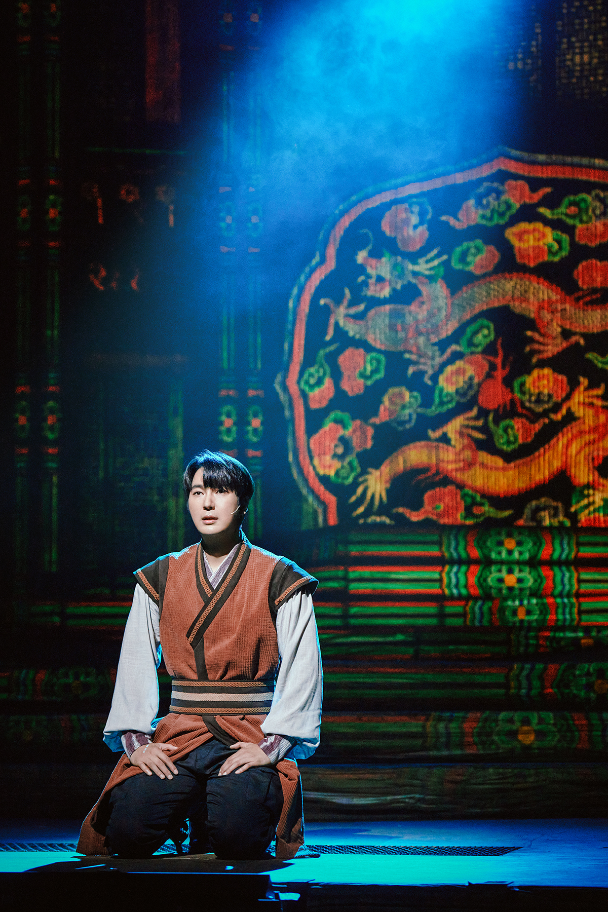 Jungrim, played by Cho Seong-yun, kneels down in front of King Sejo in the musical 