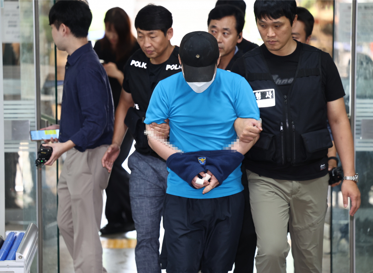 A suspect arrested for a knife attack in Seoul is pictured at the Seoul Gwanak Police Station on Sunday. (Yonhap)