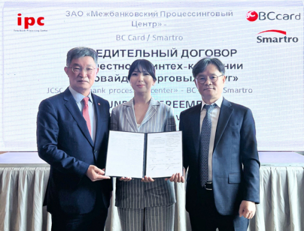 From left: BC Card CEO Choi Won-seok, IPC CEO Jamangulova Kanykei Joluchuevna and Smartro CEO Jang Gil-dong pose for a photo after signing an agreement to form a joint venture in Kyrgyzstan's capital city, Bishkek, on Friday. (BC Card)