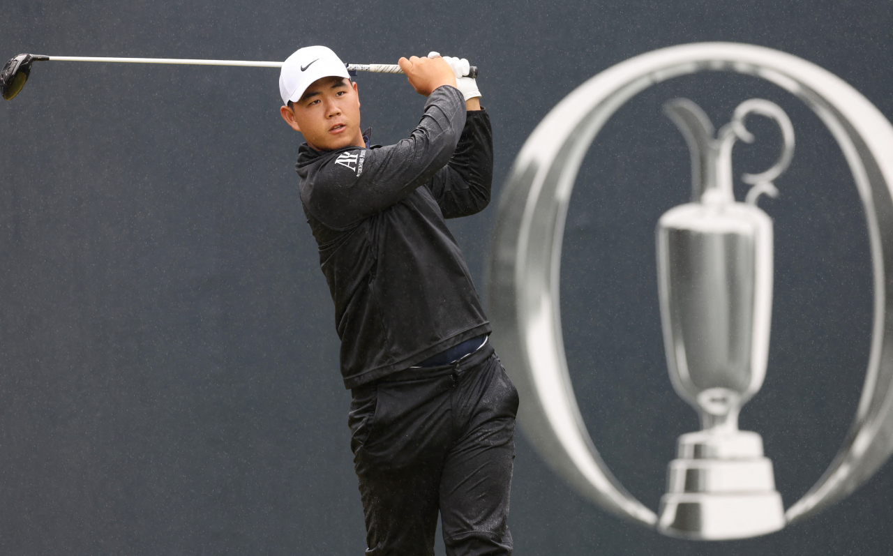 Kim Joo-hyung tees off during the final round of the Open Championship (REUTERS-Yonhap)