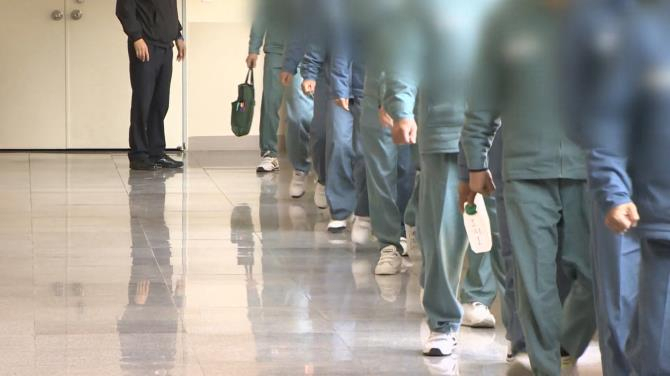 The National Human Rights Commission of Korea has ruled that any restraints on those incarcerated should be temporarily removed during meals and while in the lavatory. (Yonhap)