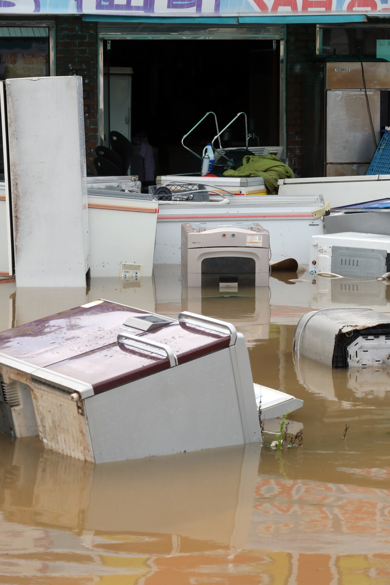 A used home appliances store in Seokhyun-dong, Mokpo, South Jeolla Province, is flooded. (Yonhap)