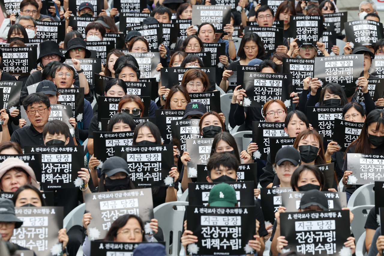 Members of the Korean Teachers and Education Workers Union, known as Jeon Gyojo, hold a rally near Cheonggye Stream in central Seoul over the recent death of an elementary school teacher in Seoul's Seocho-gu, Saturday. (Yonhap)