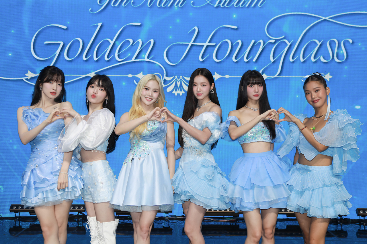 Oh My Girl presents its 9th EP during a press conference in Seoul on Mon. (WM Entertainment)