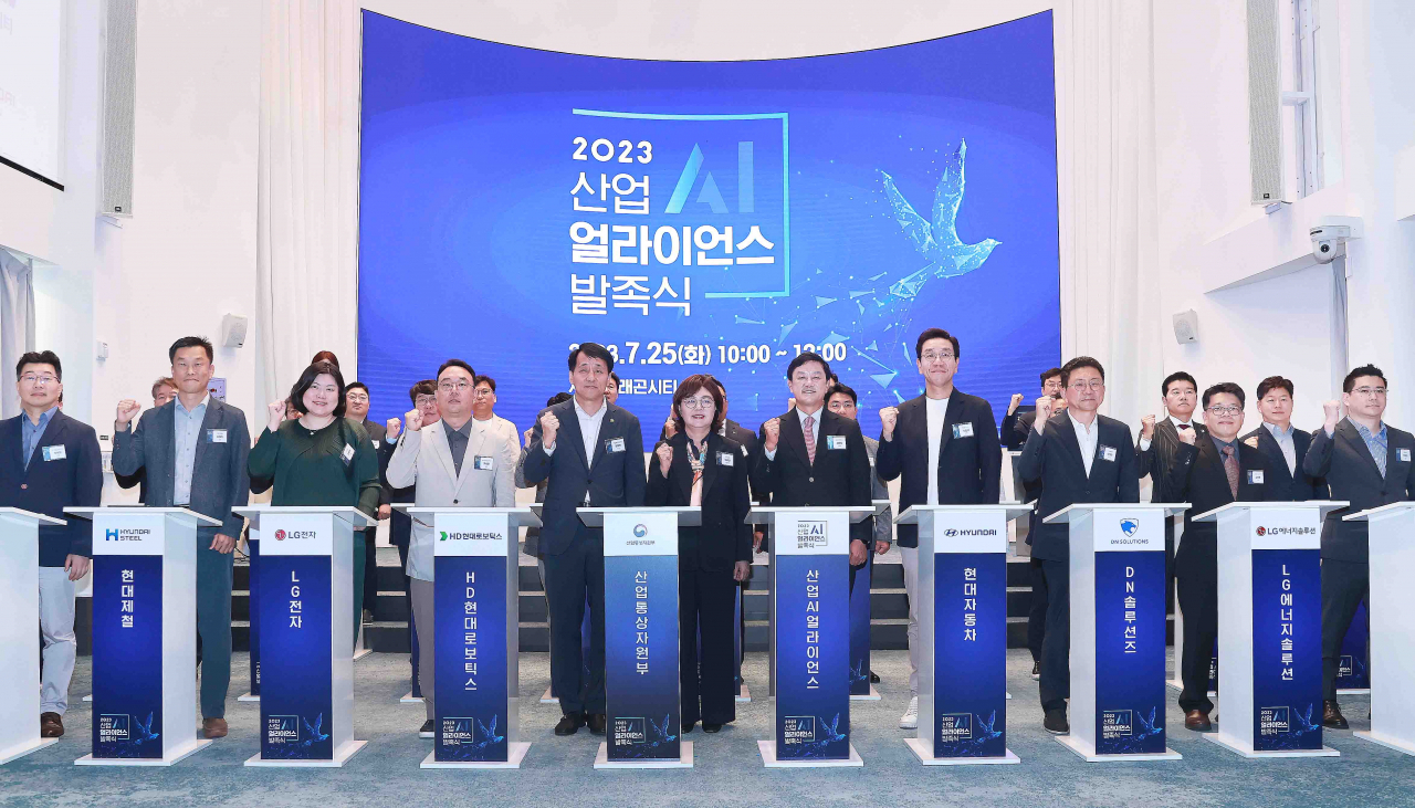 South Korea's First Industry Vice Minister Jang Young-jin (fourth from left, front row) and participants pose for a photo at an inauguration ceremony for the Industry AI Alliance, held in a Seoul hotel on Tuesday. (Ministry of Trade, Industry and Energy)