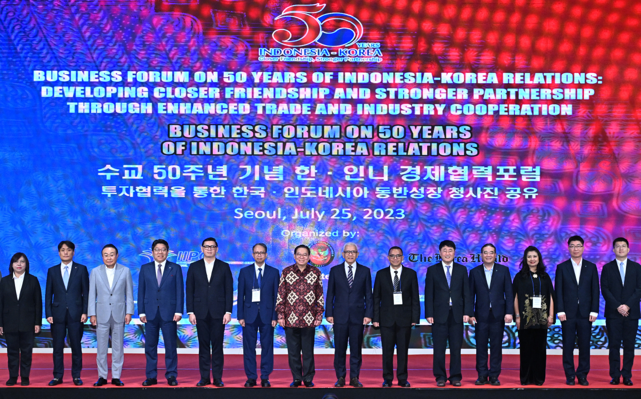 Indonesian Ambassador to Korea Gandi Sulistiyanto (seventh from left), Korea Herald CEO Choi Jin-young (fourth from left), Hyundai Motor Group's ASEAN Headquarters President Lee Young-tack (fifth from right), and other government officials and entrepreneurs from South Korea and Indonesia pose for a photo during the opening ceremony of the Business Forum on 50 years of Indonesia-Korea Relations held at a Seoul hotel, Tuesday. (Im Se-jun/The Korea Herald)