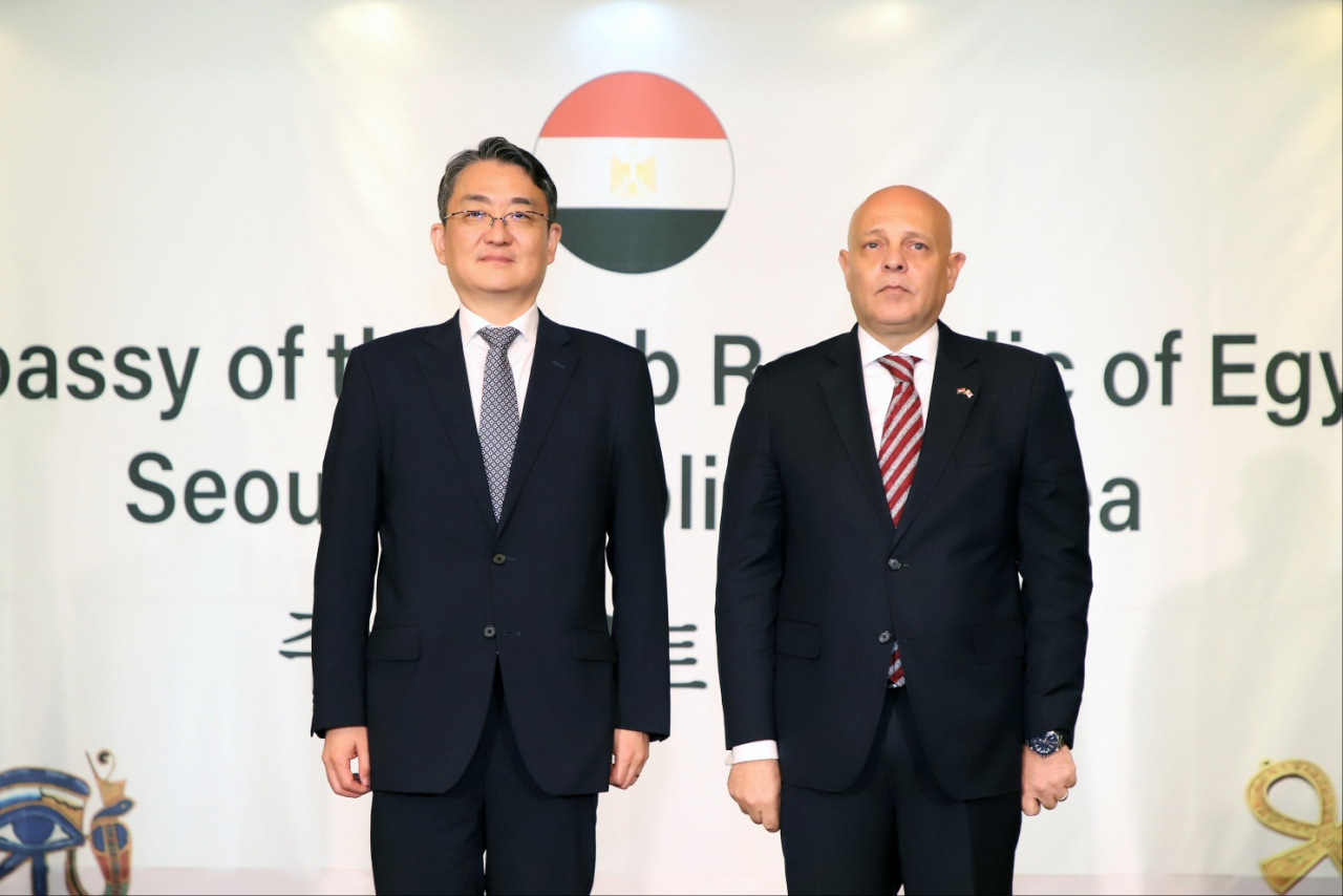 Egyptian Ambassador Khaled Abdel Rahman (right) and Ministry of Foreign Affairs Deputy Minister for Multilateral and Global Affairs Park Yong-min pose for a group photo at a celebration for Egypt's 71st National Day in Yongsan-gu, Seoul, on Friday. (Egyptian Embassy in Seoul)