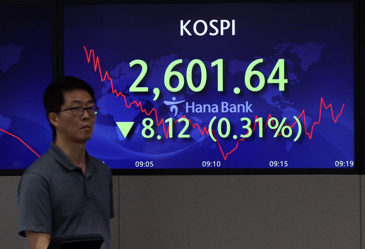 An electronic board showing the Korea Composite Stock Price Index at a dealing room of the Hana Bank headquarters in Seoul on Tuesday. (Yonhap)