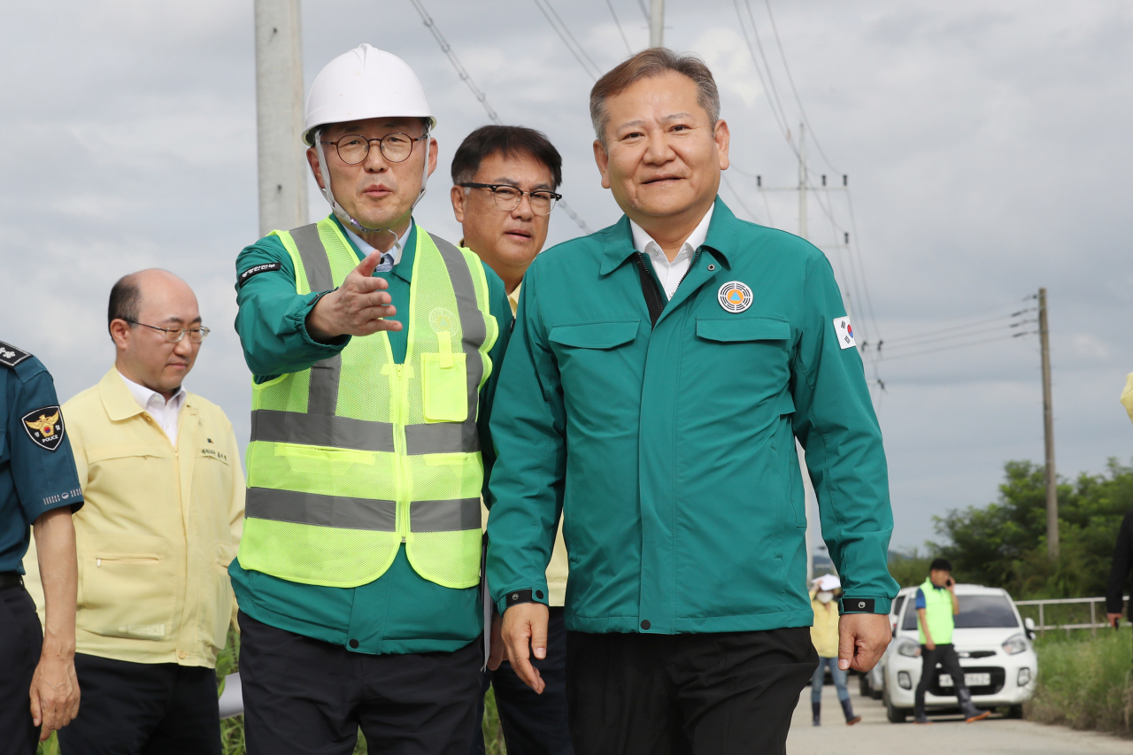 Safety Minister Lee Sang-min (right) inspects Cheongyang County, South Chungcheong Province in his first official task after his return to his position on Tuesday. (Yonhap)