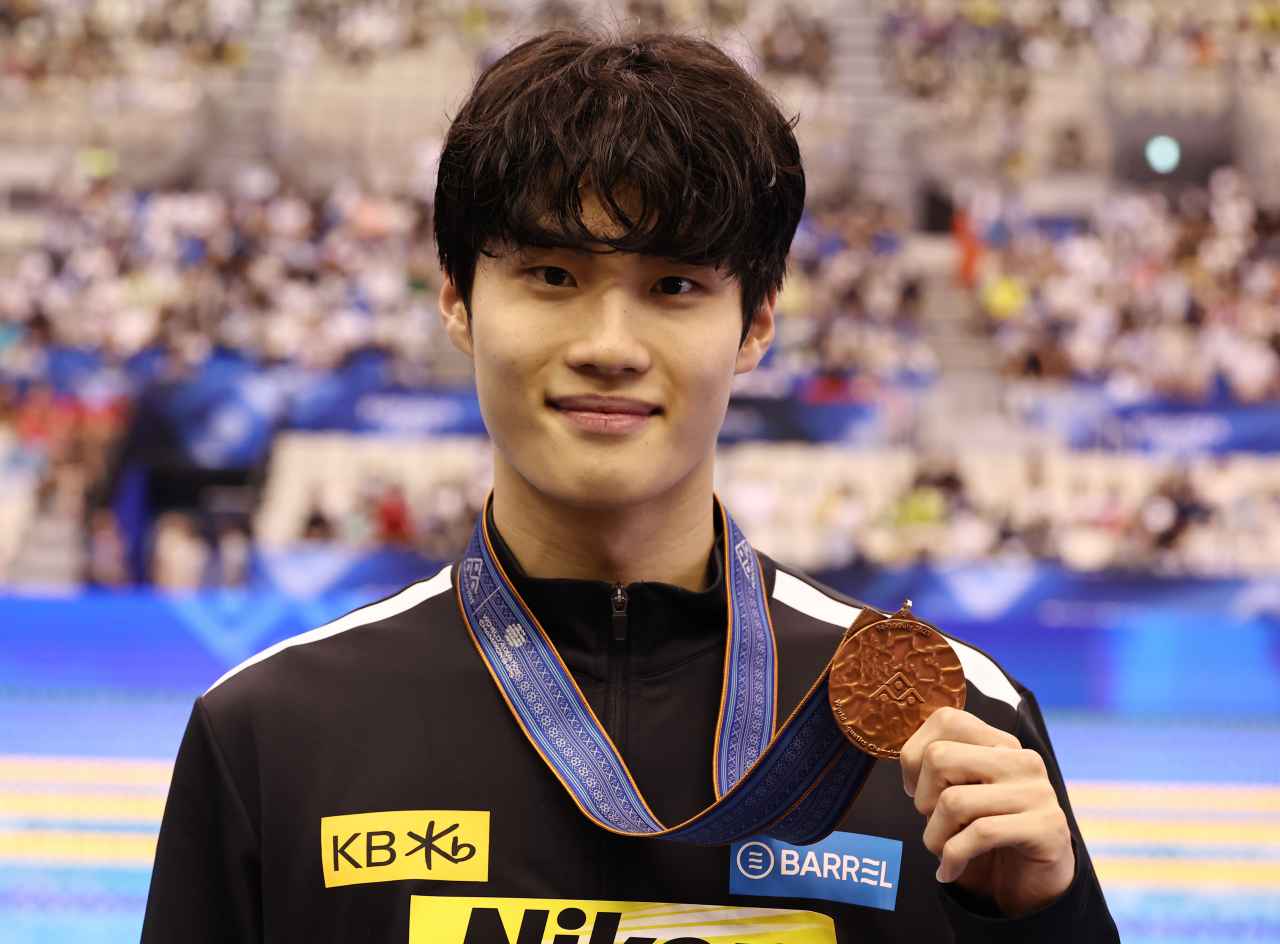 Hwang Sun-woo of South Korea wins the bronze medal in the men's 200-meter freestyle at the World Aquatics Championships in Fukuoka, Japan, on Tuesday. (Yonhap)