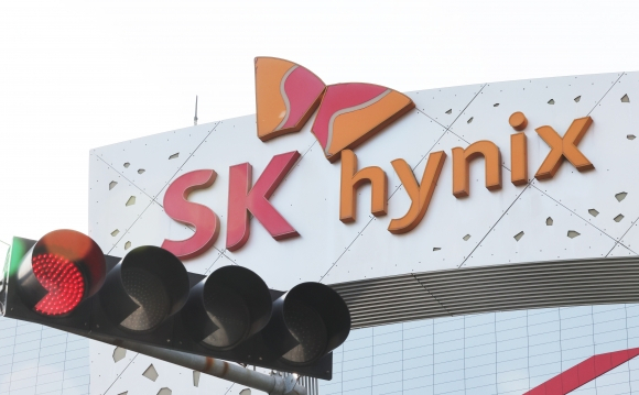 SK hynix Inc.'s logo at the company's headquarters in Icheon, some 58 kilometers southeast of Seoul, on April 26. (Yonhap)