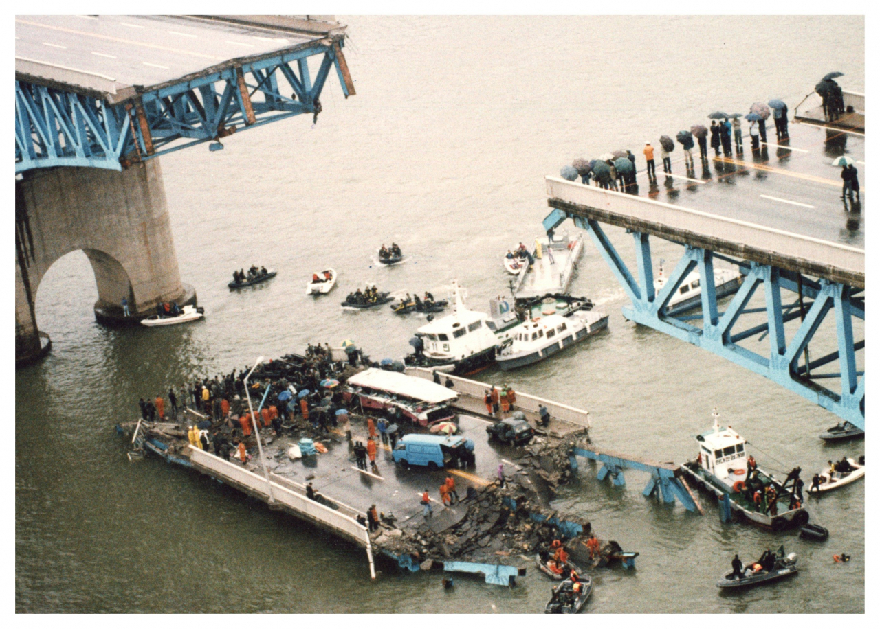 Rescue workers work on the detached portion of the Seongsu Bridge in this file photo taken on Oct. 22, 1994. (Korea Herald DB)
