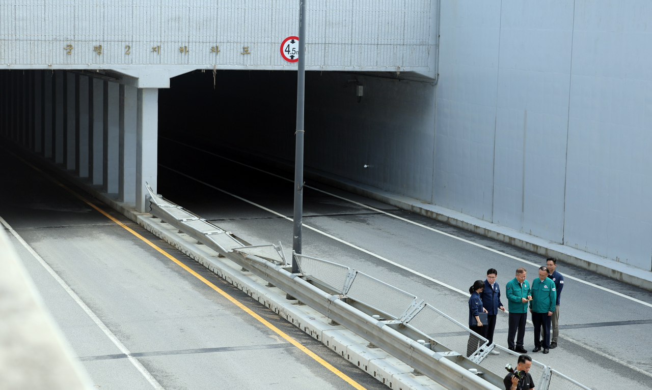 Interior and Safety Minister Lee Sang-min (third from left) visits Gunpyeong 2 Underpass in Osong-eup, Cheongju, North Chungcheong Province, Wednesday, where a flooding disaster left 14 dead and 10 injured on July 15. (Yonhap)