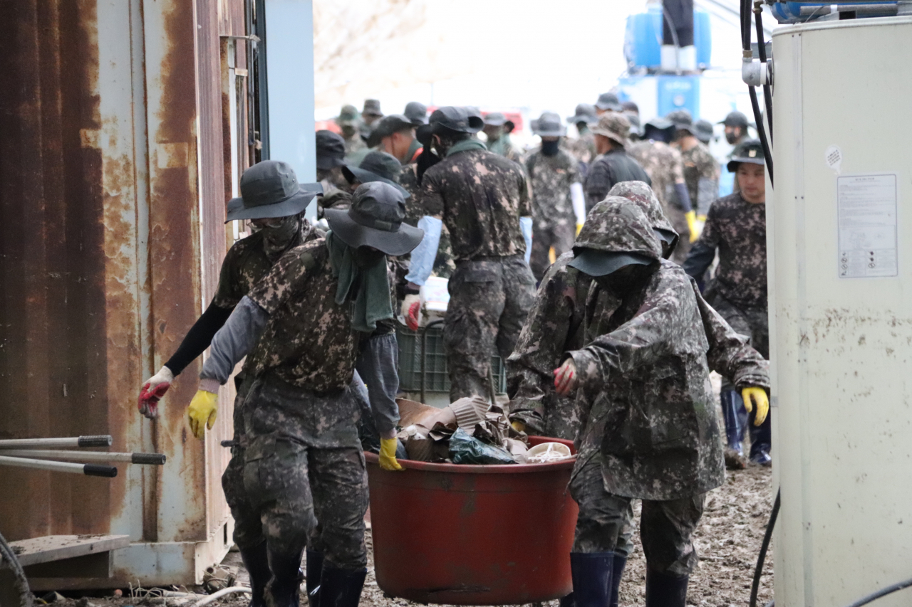 Soldiers perform restoration work in Iksan,<strong></strong> North Jeolla Province, Wednesday. (Yonhap)