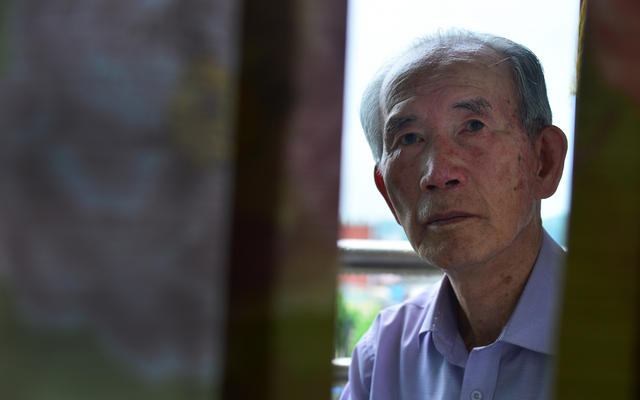 Yoo Young-bok, a former prisoner of war, speaks to The Korea Herald in Icheon, Gyeonggi Province in 2013. (Photo -Lee Sang-sub/The Korea Herald)
