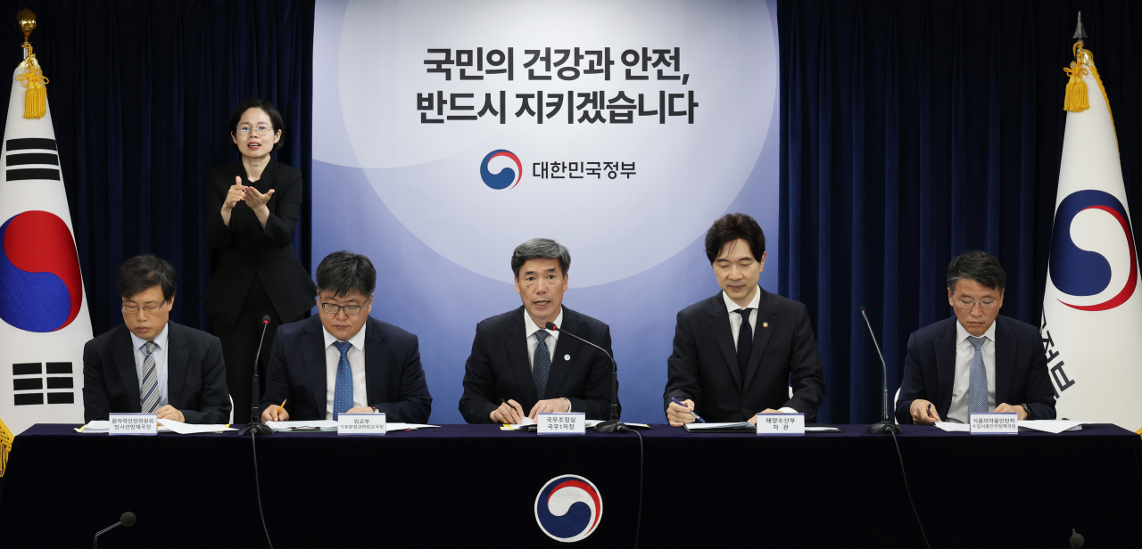 Park Ku-yeon (center), the first deputy chief of the Office for Government Policy Coordination, participates in a daily briefing on the Fukushima wastewater issue at the government complex in Seoul on Wednesday. (Yonhap)