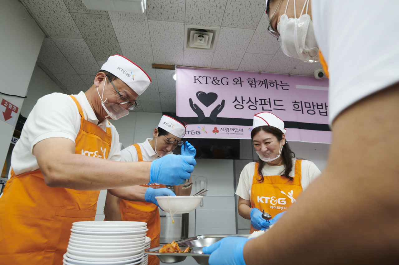 Kt G Employees Volunteer At Soup Kitchen