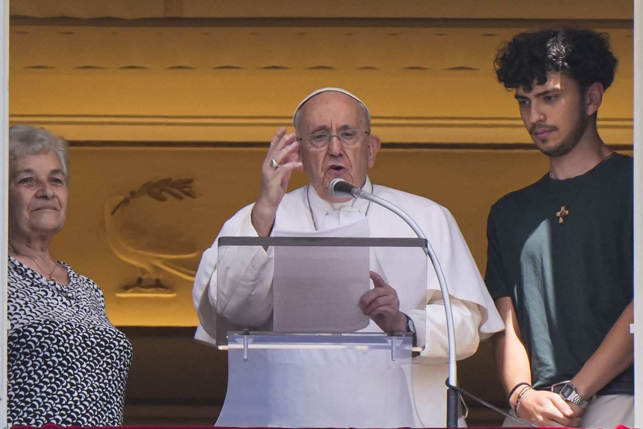 Pope Francis, flanked by a grandmother and grandson (names not available) appears at his studio's window overlooking St. Peter's Square at The Vatican for the Sunday's blessing, on the 3rd World Day of Grandparents and the Elderly, Sunday, July 23, 2023. (AP-Yonhap)