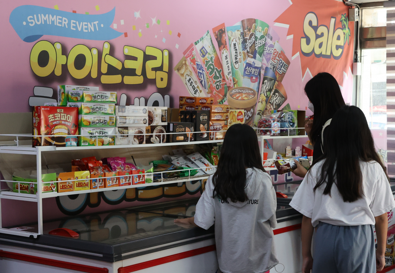 Customers purchase ice cream at a shop in Seoul, on July 3. (Yonhap)