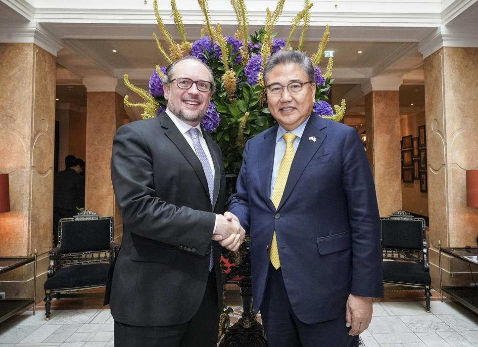 South Korean Foreign Minister Park Jin (right) and his Austrian counterpart, Alexander Schallenberg, shake hands prior to their talks in Salzburg, Austria, on Thursday. (Yonhap)