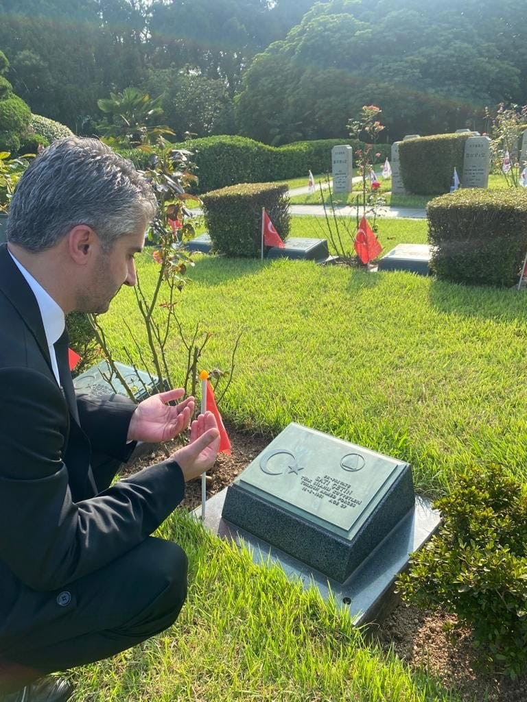 Turkey’s Deputy Minister of Family and Social Services Zafer Tarikdaroglu offered his prayer at the graves of Turkish martyrs at the United Nations Memorial Cemetery in Busan. (Turkish Embassy in Seoul)