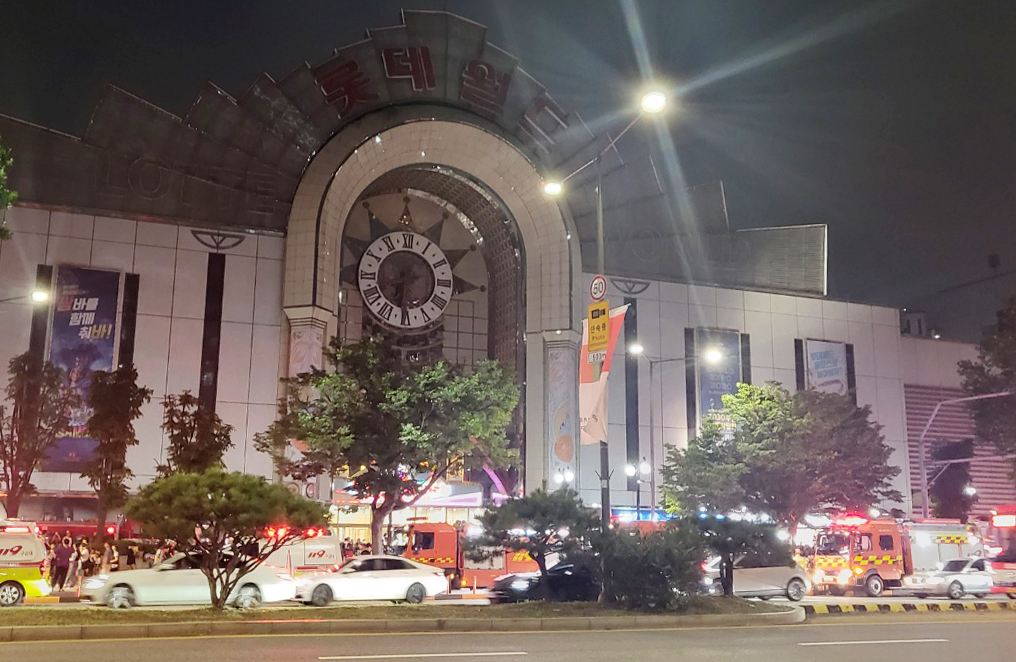 Emergency vehicles are seen on a street in front of the Lotte Department Store in Jamsil, southern Seoul, on Friday evening. (Yonhap)