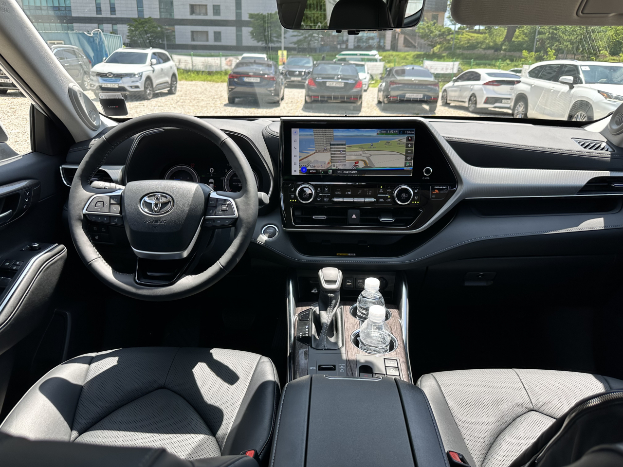 A view of the driver's seat in Toyota’s Highlander Hybrid (Byun Hye-jin/The Korea Herald)