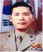 This undated file photo shows the late Marine Corps Lt. Gen. Kim Sung-eun. (The veterans ministry)