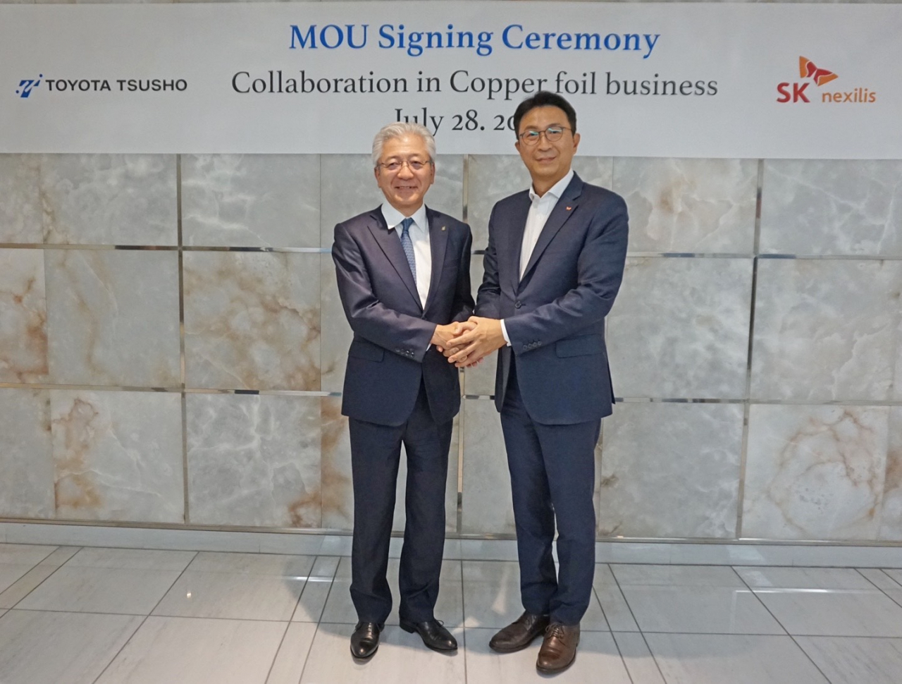 SKC CEO Park Won-cheol (right) and Toyota Tsusho Corp. CEO Ichiro Kashitani shake hands during a signing ceremony on setting up a battery copper foil joint venture in North America at Toyota Tsusho Corp. headquarters in Aichi, Nagoya, Japan. (SKC)