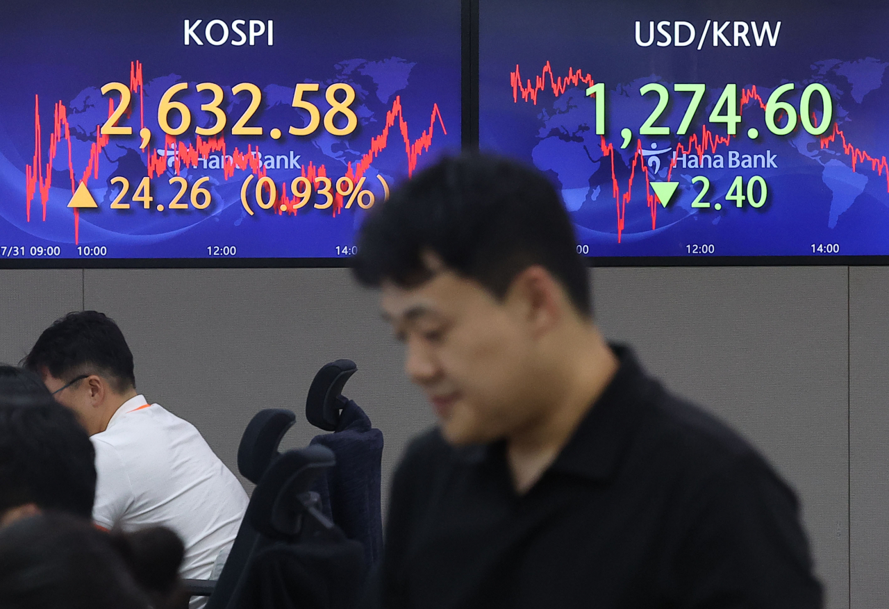 An electronic board showing the Korea Composite Stock Price Index at a dealing room of the Hana Bank headquarters in Seoul on Monday (Yonhap)