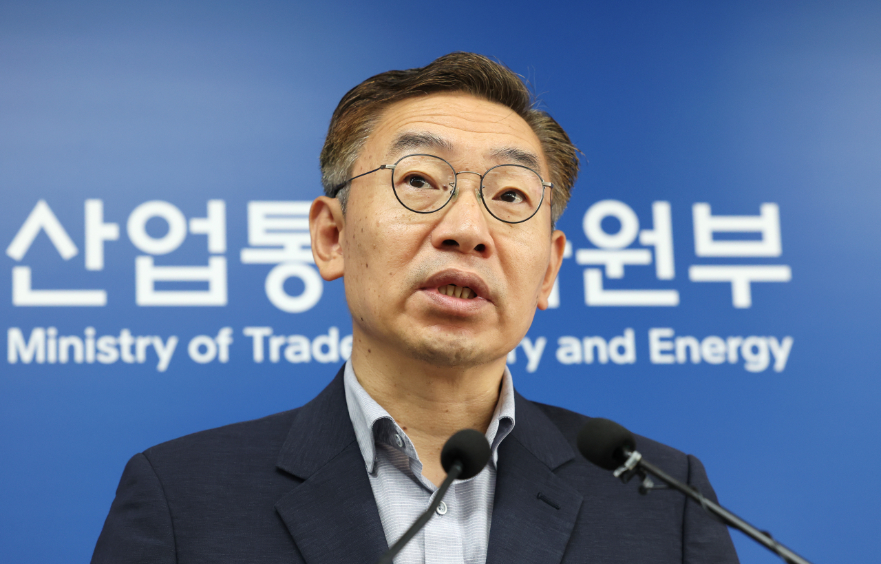 Kim Wan-ki, director general for international trade affairs at Trade Ministry, speaks during a press briefing held Tuesday. (Yonhap)