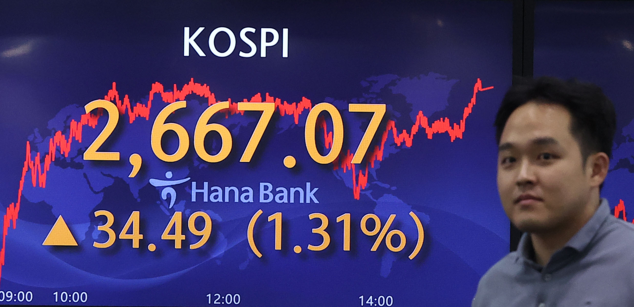 An electronic board showing the Korea Composite Stock Price Index at a dealing room of the Hana Bank headquarters in Seoul on Tuesday. (Yonhap)