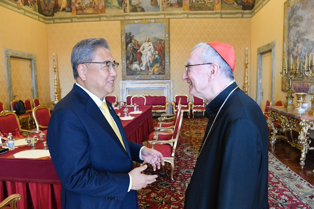 South Korean Foreign Minister Park Jin (left) pays a courtesy call on Vatican Secretary of State Cardinal Pietro Parolin at the Vatican on Tuesday. (Yonhap)