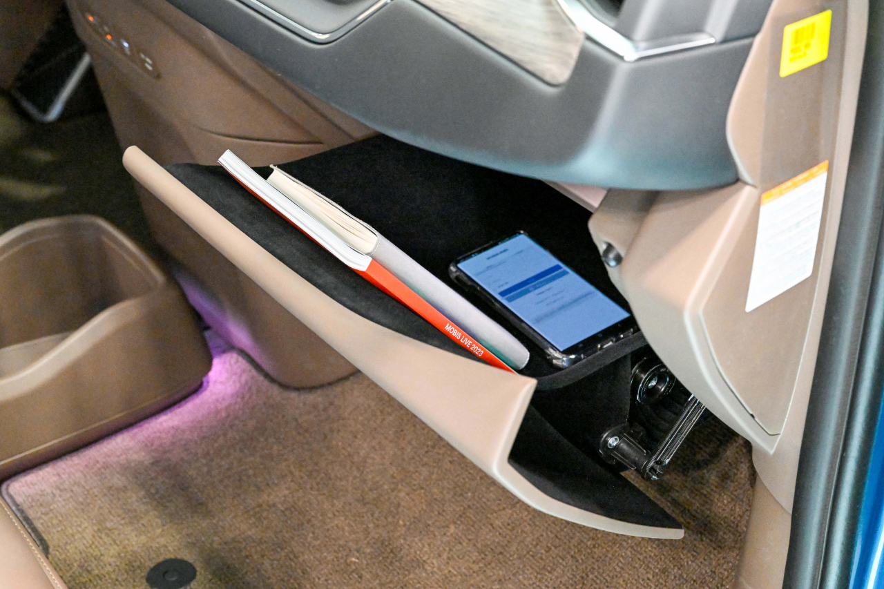 The parabolic motion glove compartment developed by Hyundai Mobis, installed in Kia’s three-row family electric car, the EV9 (Hyundai Mobis)