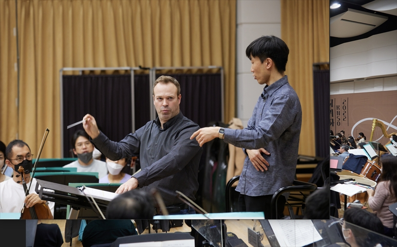 David Reiland, the artistic director of the Korean National Symphony Orchestra, instructs Hwang Young-mook, who participated in the first edition of the KNSO Conductor's Workshop in October 2022. (KNSO)