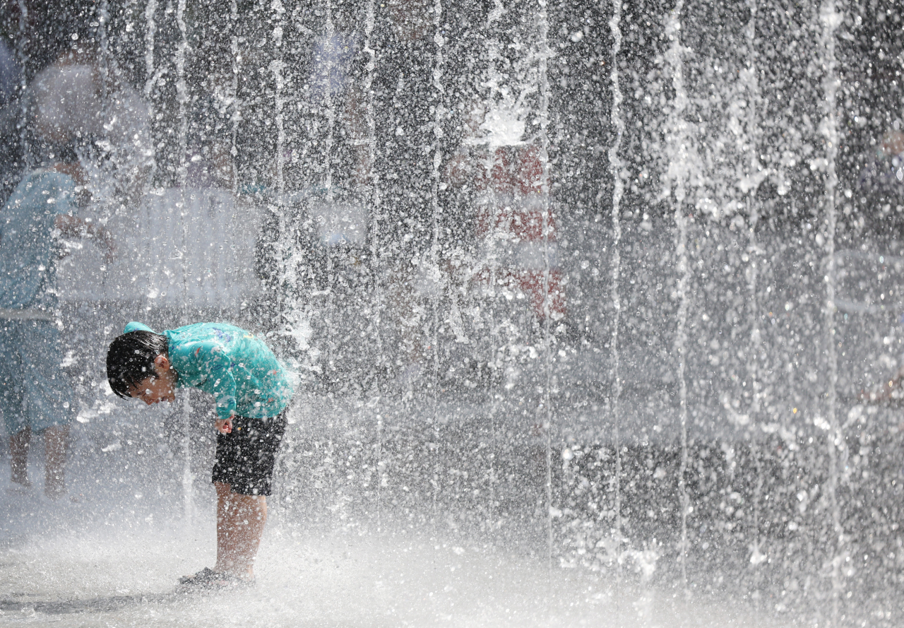 Water fountain at Gwanghwamun Square, Seoul, Wednesday (Yonhap)