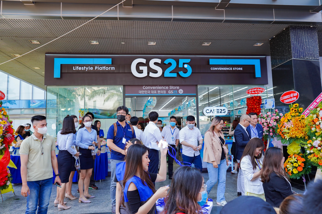 Locals crowd the entrance of GS25 Becamex Tower in Binh Duong. (GS Retail)