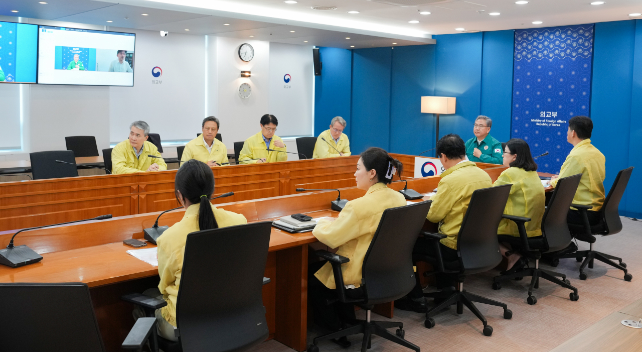Foreign Minister Park Jin (third from right) leads a joint videoconference with Korean Ambassador to Ivory Coast Kim Saeng, to review the situation in Niger and the safety of Korean nationals in the country. (Ministry of Foreign Affairs)