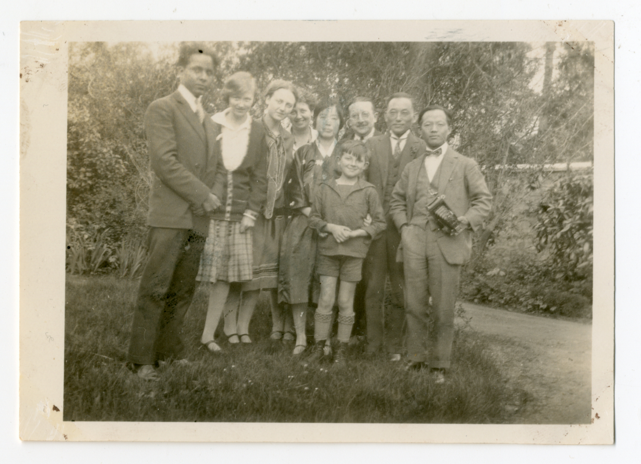 A photograph shows Na Hye-sok (fifth from left) posing with Felicien Challaye's family. (Suwon Museum of Art)