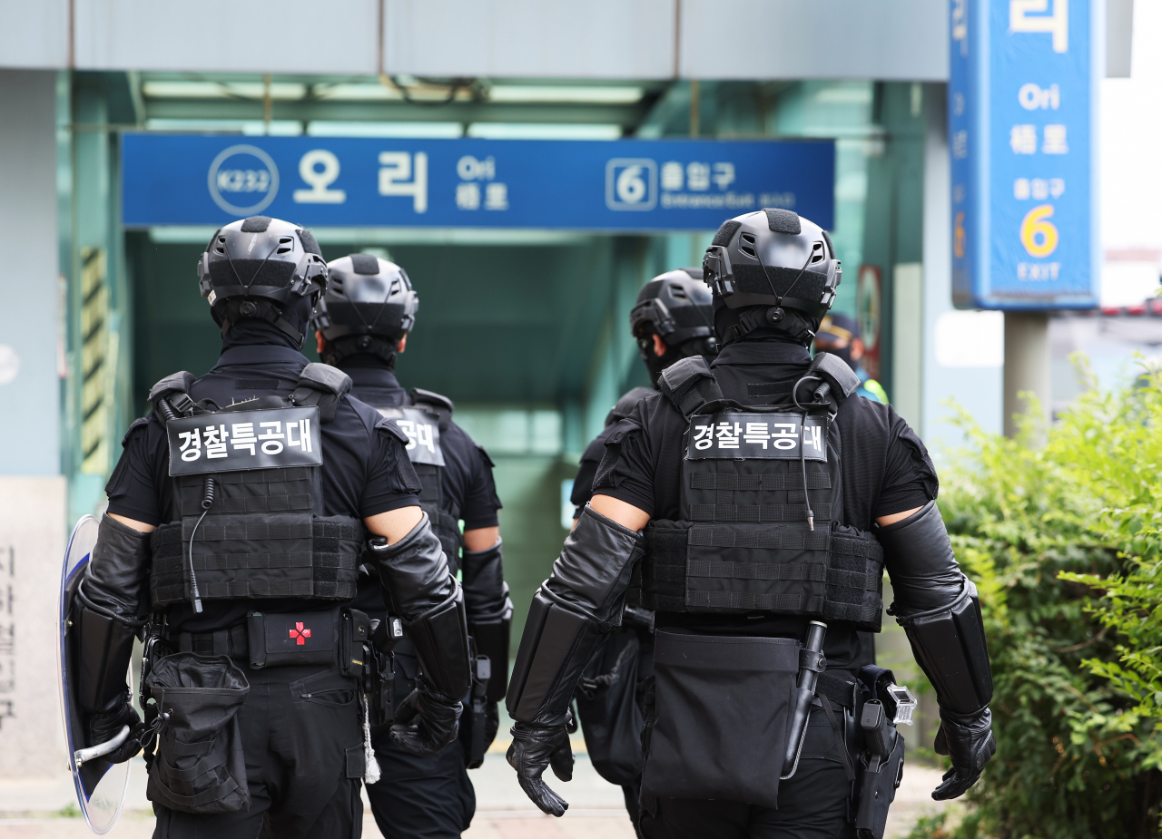 Police squads are deployed at Ori Station in Seongnam, Gyeonggi Province, Friday. (Yonhap)