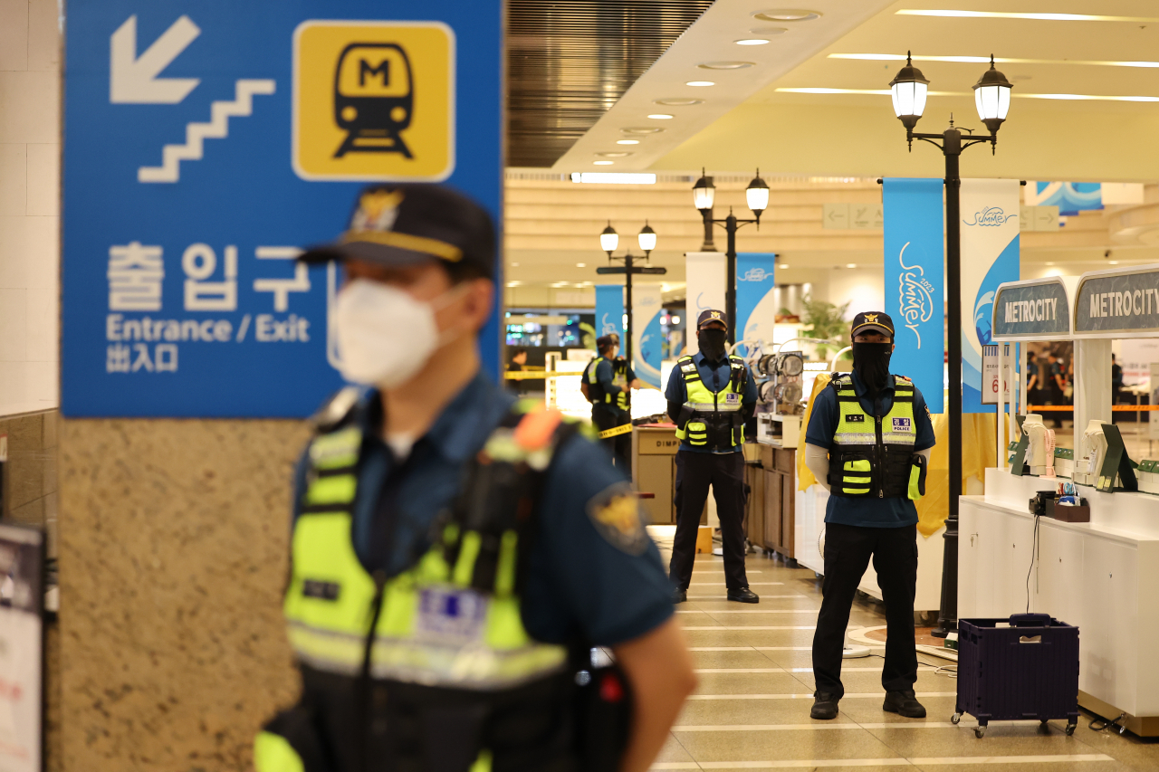 Police are deployed at the site of a stabbing rampage incident in a department store in Bundang, Gyeonggi Province, Thursday. (Yonhap)