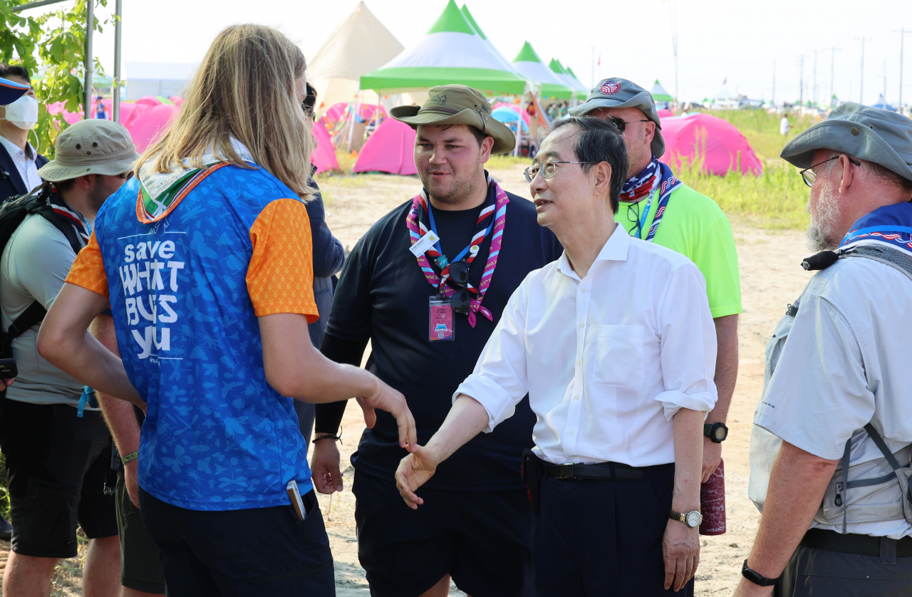 Prime Minister Han Duck-soo (center in white) at the World Scout Jamboree in North Jeolla Province on Friday. (Yonhap)
