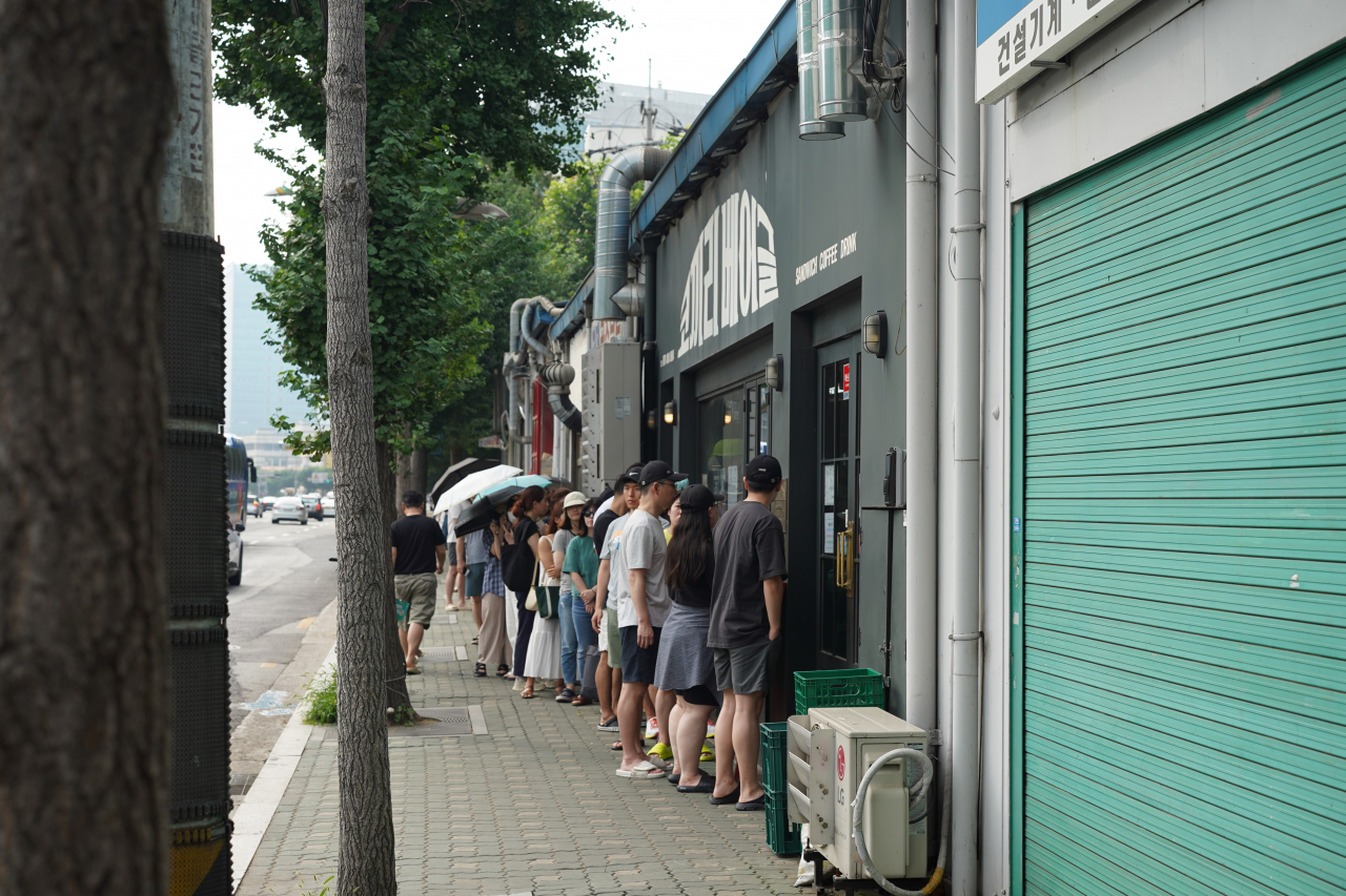 A long line forms in front of Kokkili Bagel in Yeongdeungpo-gu, western Seoul on July 29. (Lee Si-jin/The Korea Herald)